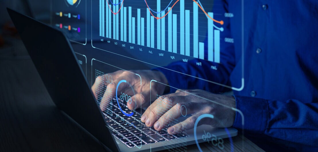 Eine Person bedient einen Laptop, darüber gelegt ist eine Grafik mit Balkendiagrammen.