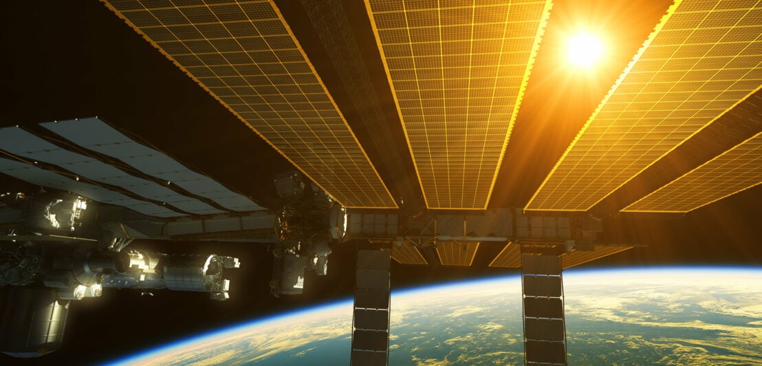 Illustration einer über der Erde schwebenden Weltraumstation mit von der Sonne erleuchteten Solarpanels.