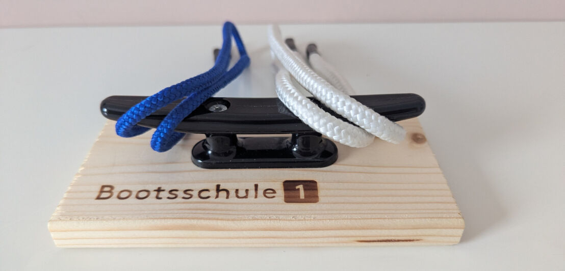 Bootsleine an einer Klampe als praktische Übung während der BootsführerscheinAusbildung.