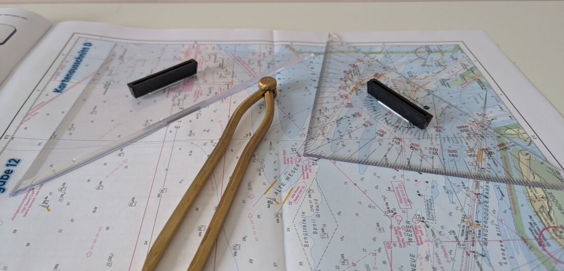 Seekarte mit Navigationszirkel während der Theorie zum Sportbootführerschein.