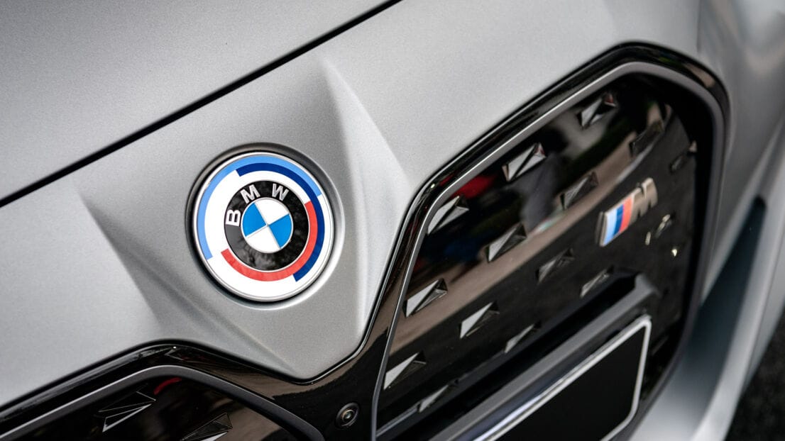 Aufnahme des Logos vom Winners Car, der BMW i4, auf den BMW Open.