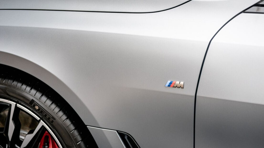 Detailaufnahme vom Winners Car, der BMW i4, auf den BMW Open.