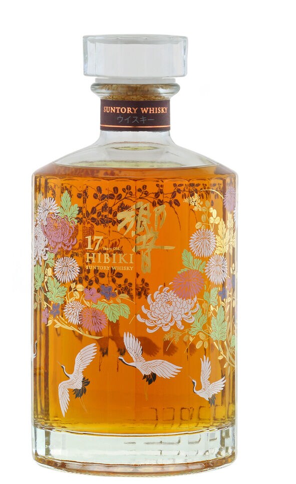 Eine mit japanischen Motiven verzierte Flasche Suntory Whisky