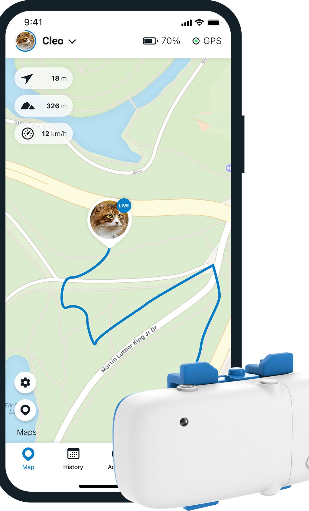 Ein weißer Tracker mit blauen Details vor einem Smartphone, das anzeigt wo sich die Katze befindet