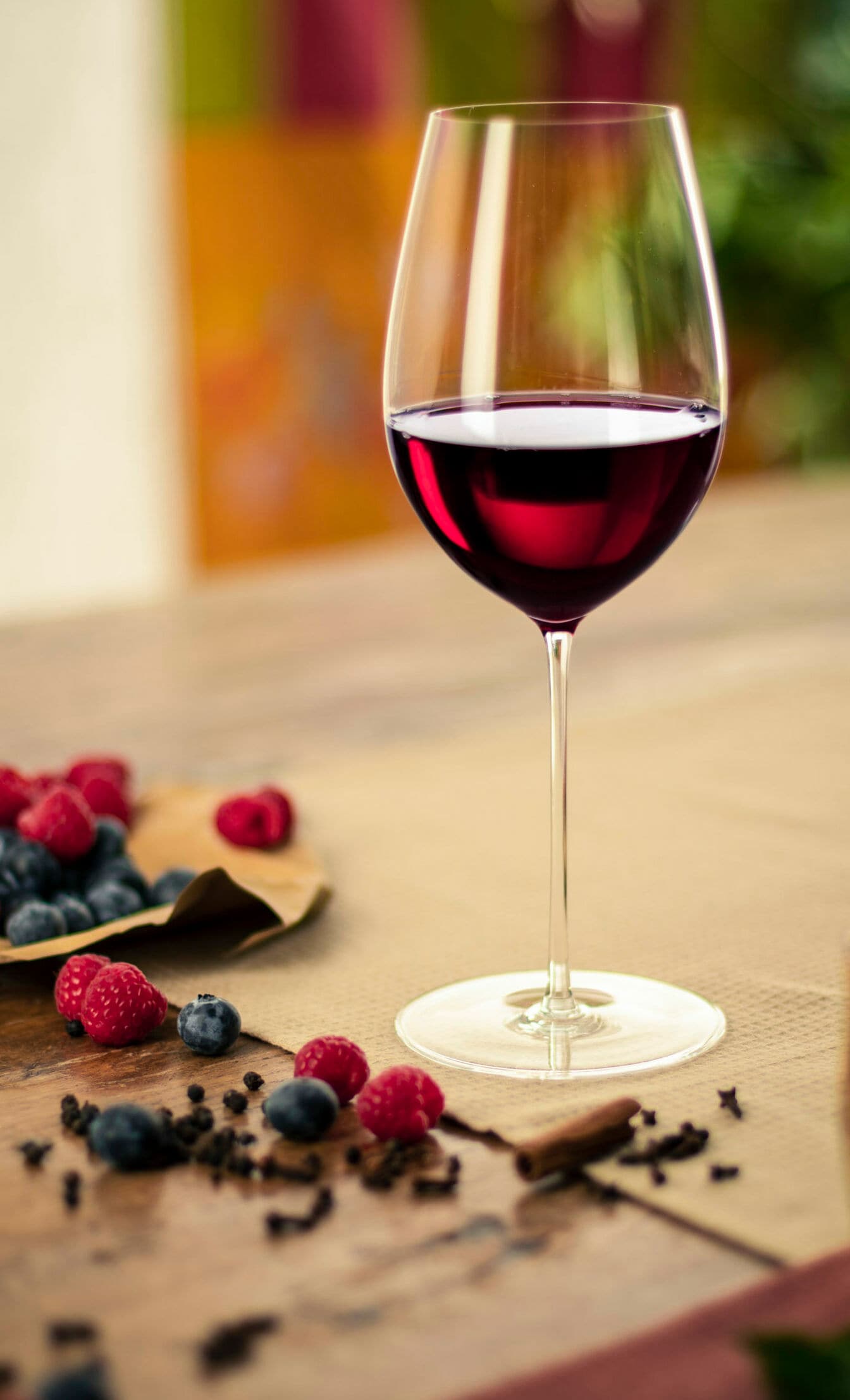 Hochstieliges Weinglas mit Rotwein befüllt.