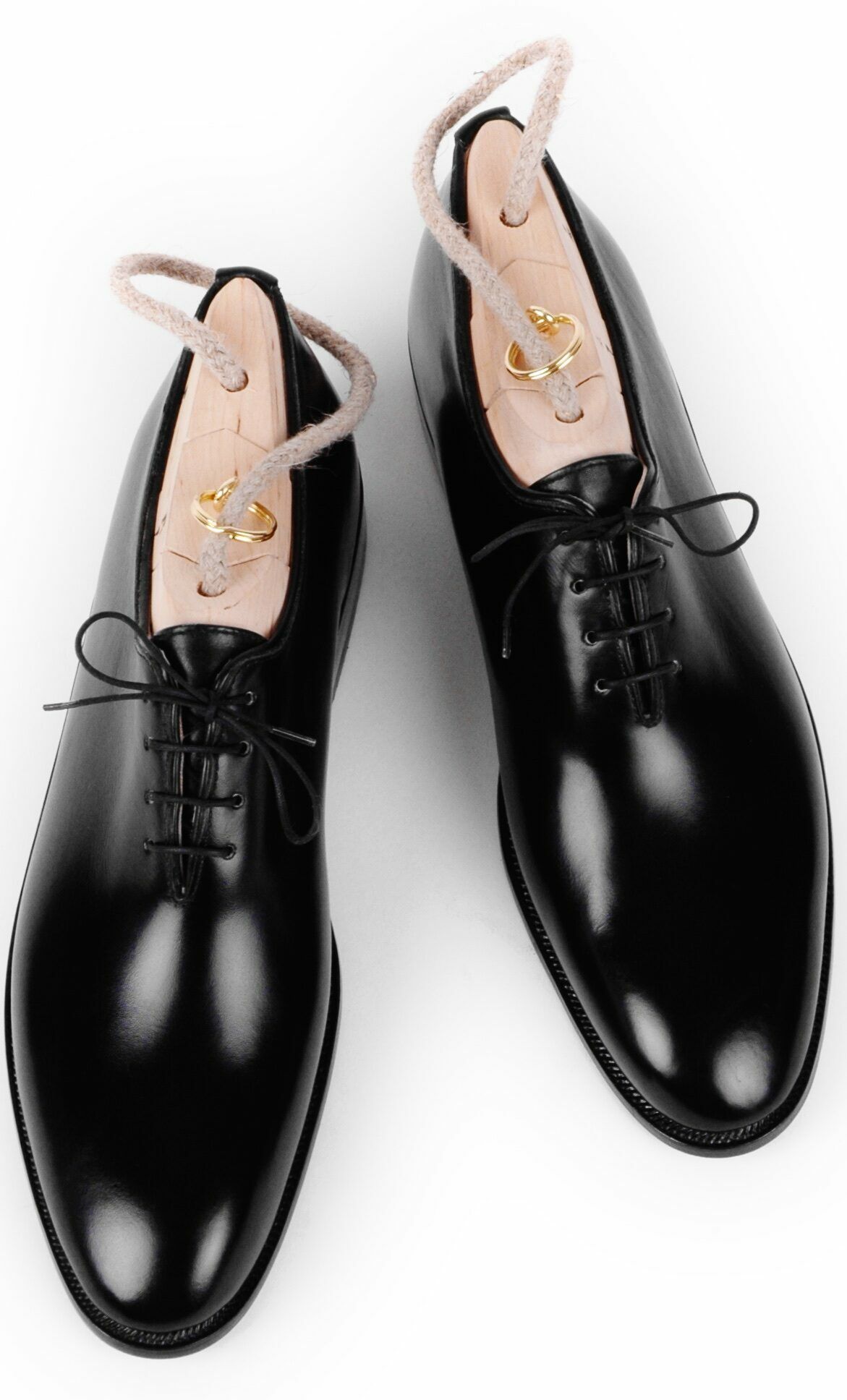 Schwarze Herrenschuhe mit Schuhspannern.