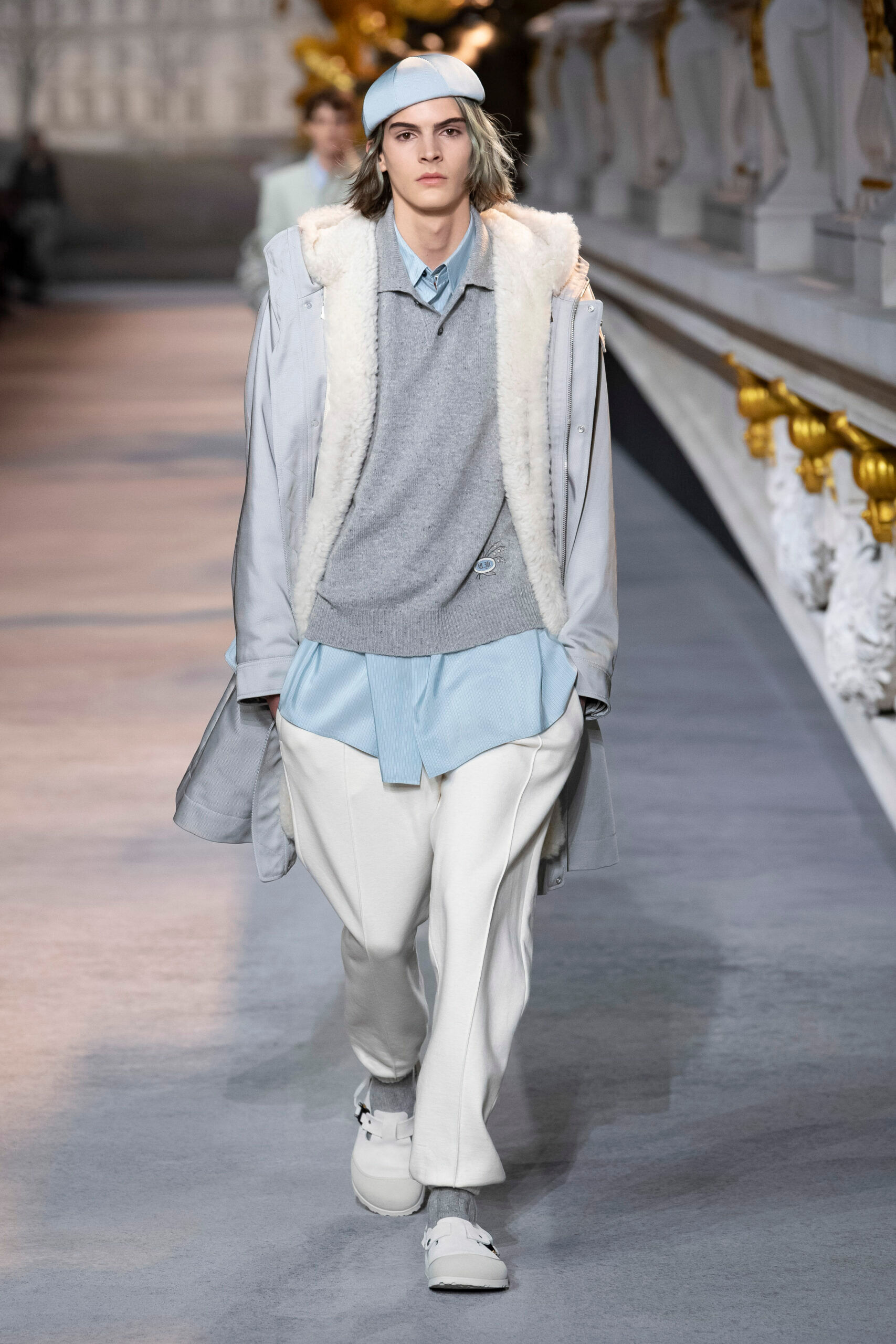 Ein Model auf dem Dior Catwalk mit beigen Birkenstock-Sandalen