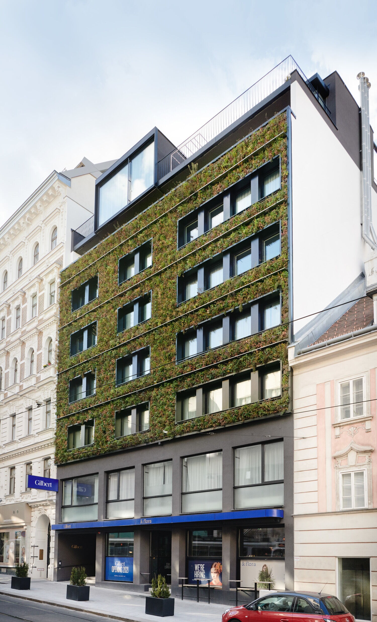 Hotel mit begrünter Fassade in Wien