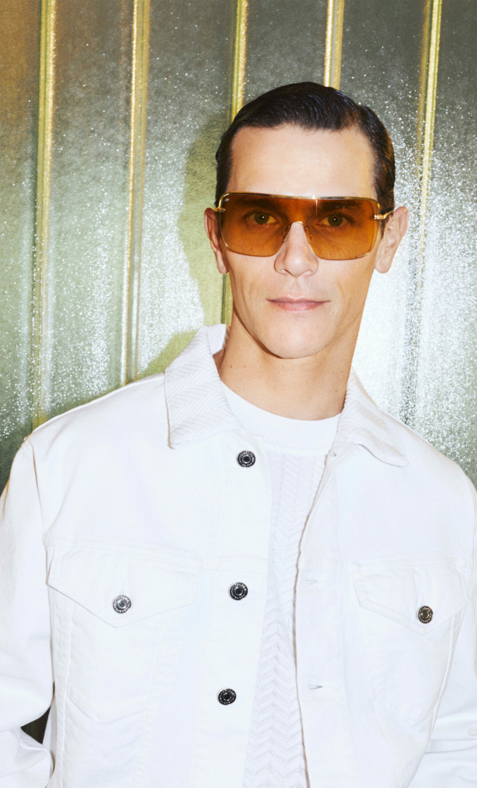 Mann mit großer Sonnenbrille in weißer Jeansjacke und weißem Pullover