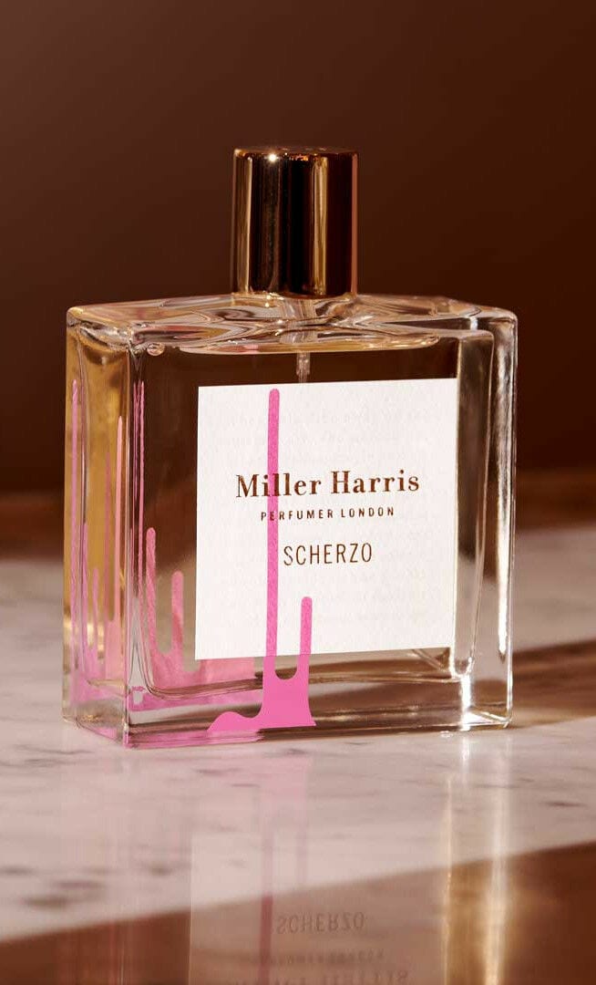 Ein Parfümflakon der Marke Miller Harris auf Marmorboden