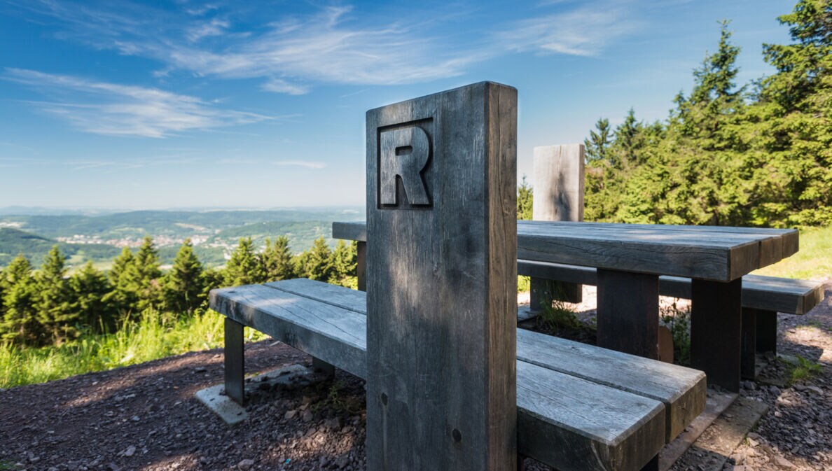 Eine Sitzgruppe am Aussichtspunkt Plänkers Aussicht im Thüringer Wald