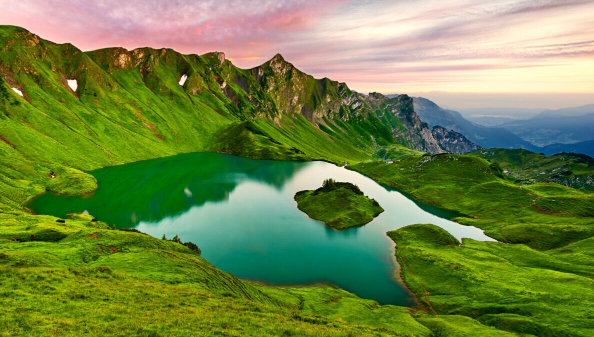 Ein von Bergen umgebener türkisfarbender Bergsee
