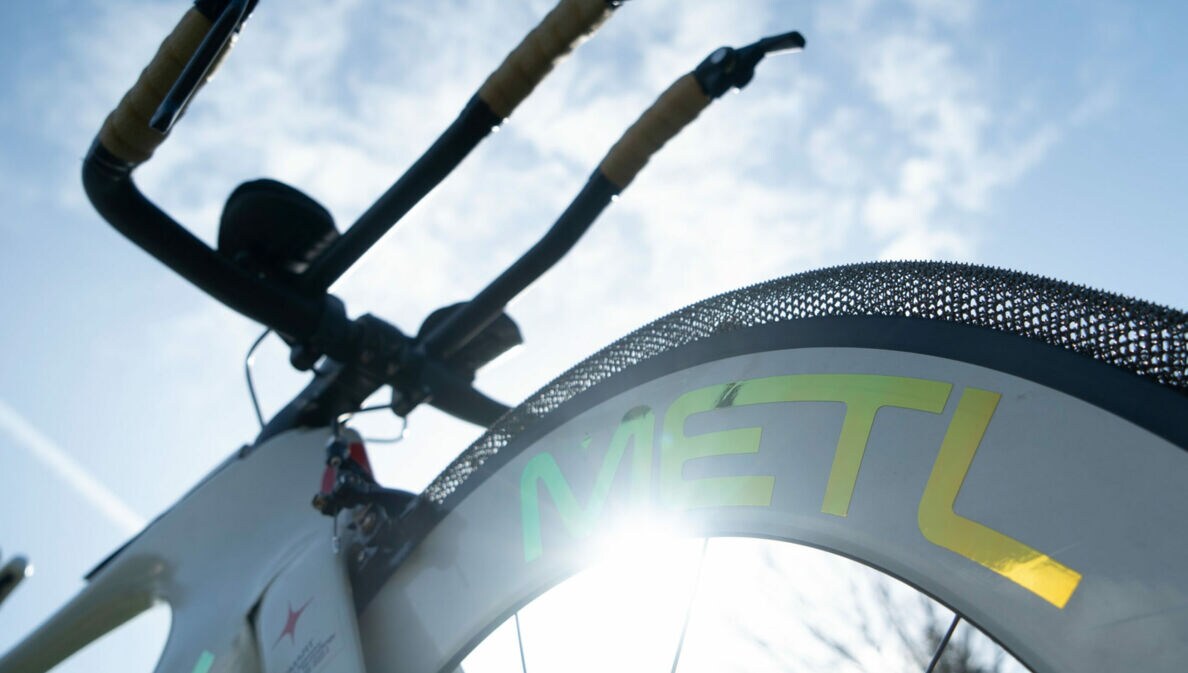 Detailaufnahme von Fahrrad mit Reifen aus Metallgeflecht