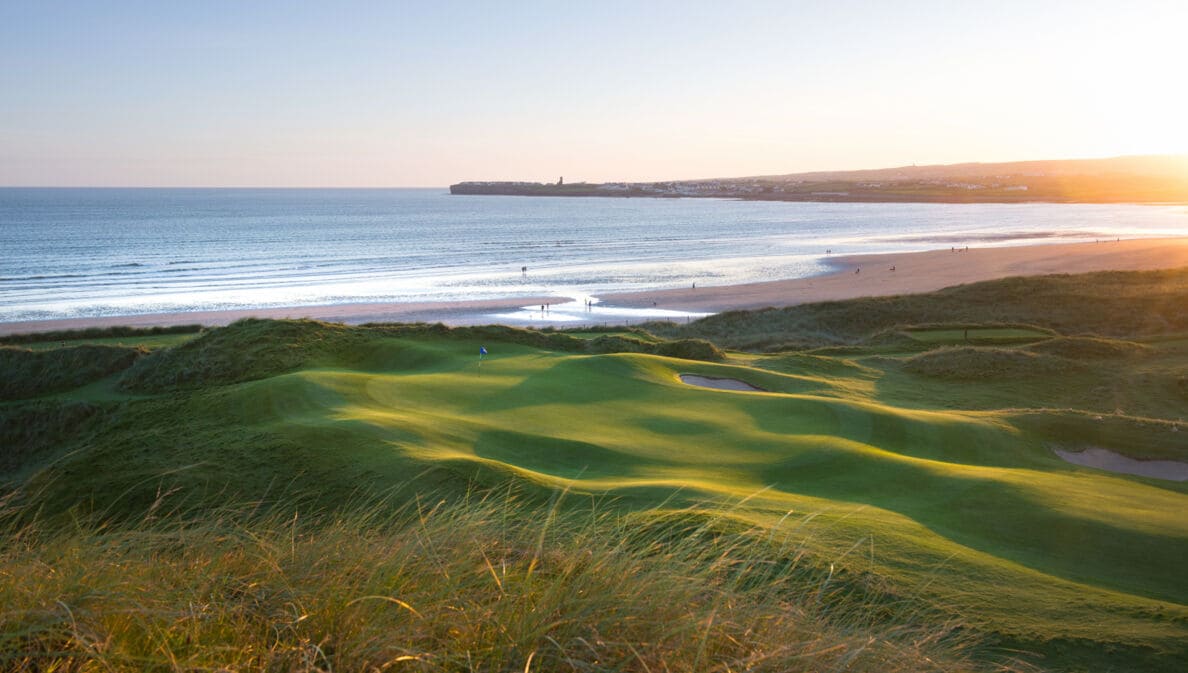 Eine idyllische grüne Golfanlage in Irland