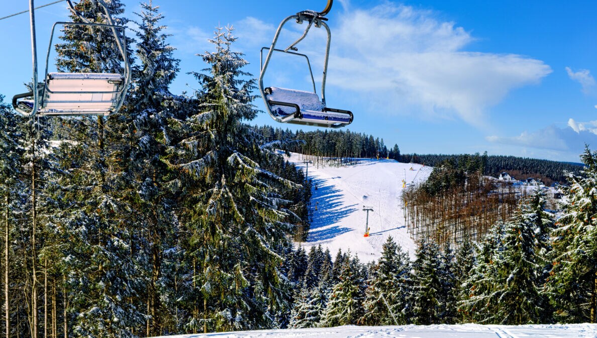 Skigebiet mit Lift im Winter