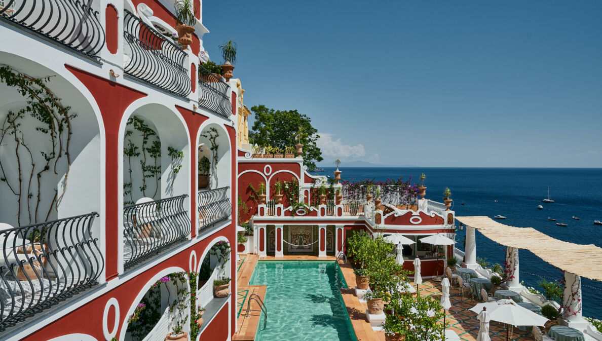 Hotel Le Sirenuse: Blick auf die terrakottafarbene Fassade und die Terrasse mit Pool und Meersicht