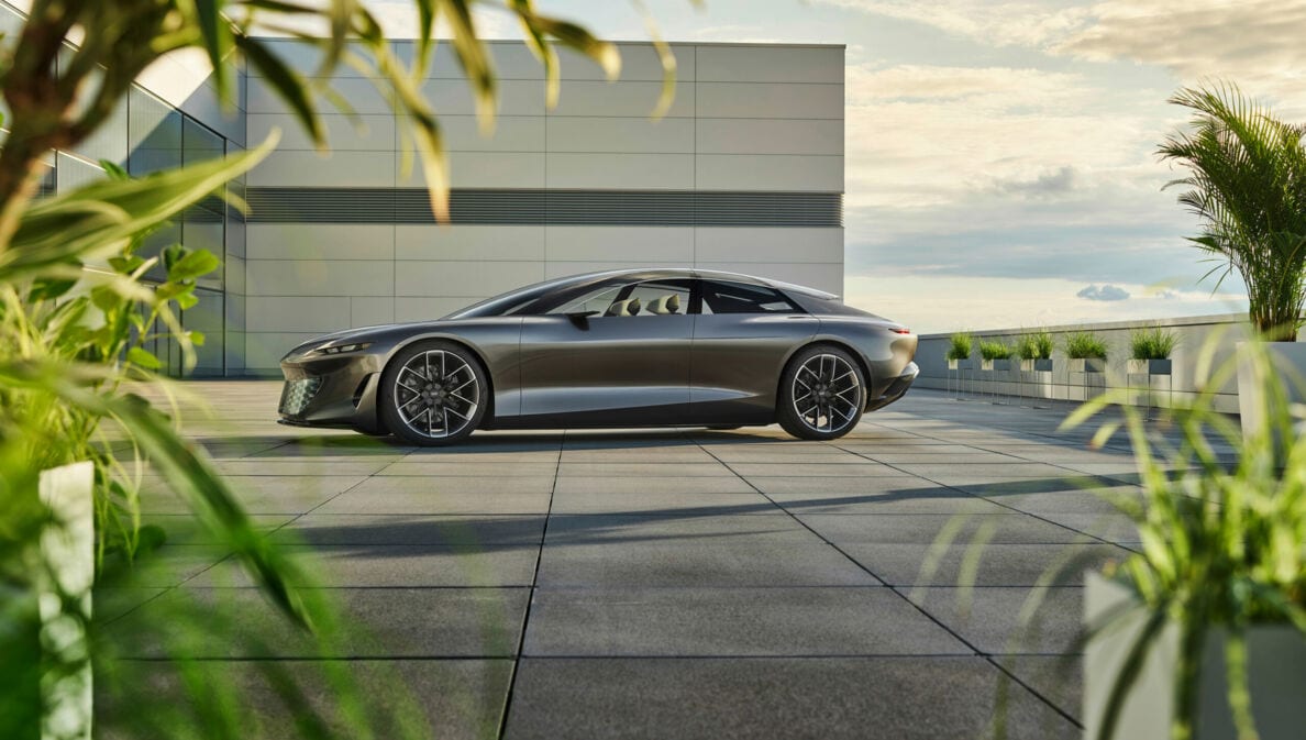 Audi grandsphere concept in grau auf einer großen Terrasse umrahmt von Grünpflanzen