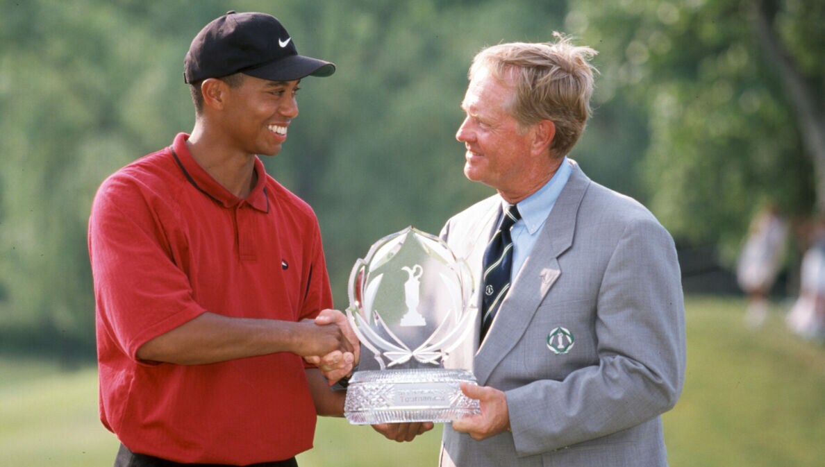 Tiger Woods bekommt Pokal von Jack Nicklaus überreicht