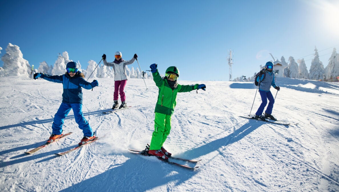 Eine Familie fährt gemeinsam Ski auf der Piste