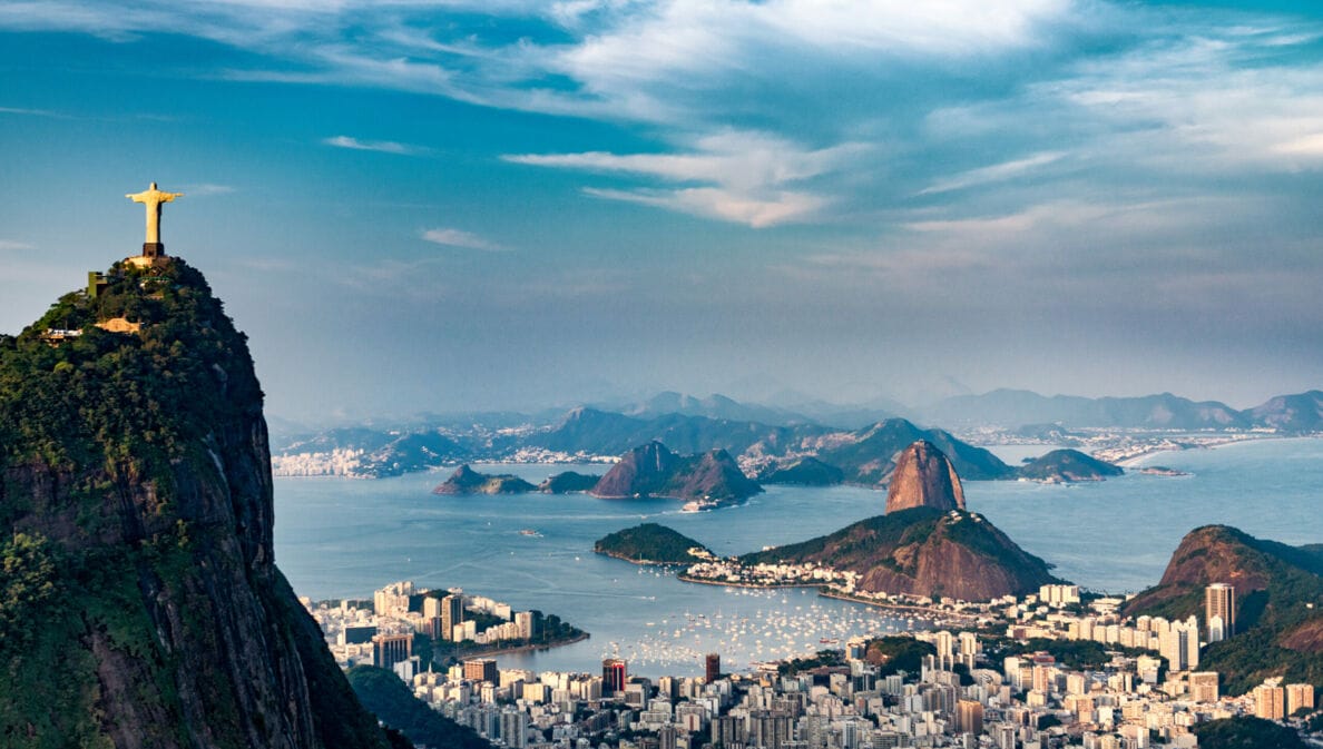 Stadtpanorama von Rio de Janeiro mit Christusstaue und vorgelagerten Inseln im Meer