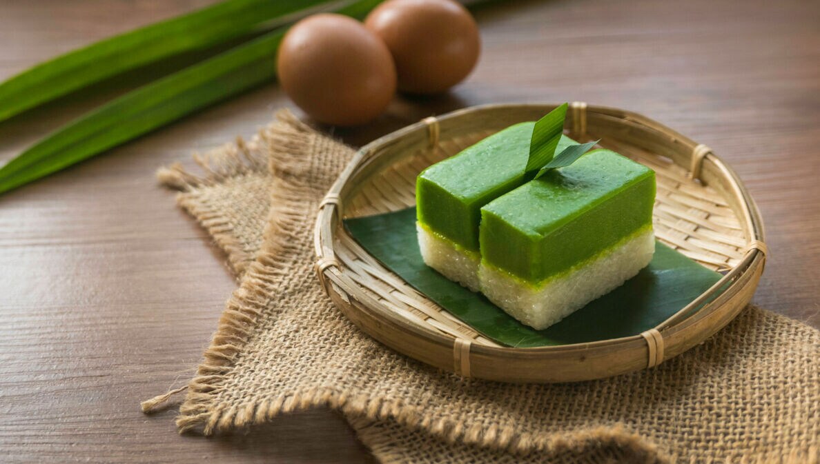 Ein Teller mit einem Dessert aus Reis und einer grünen Puddingschicht
