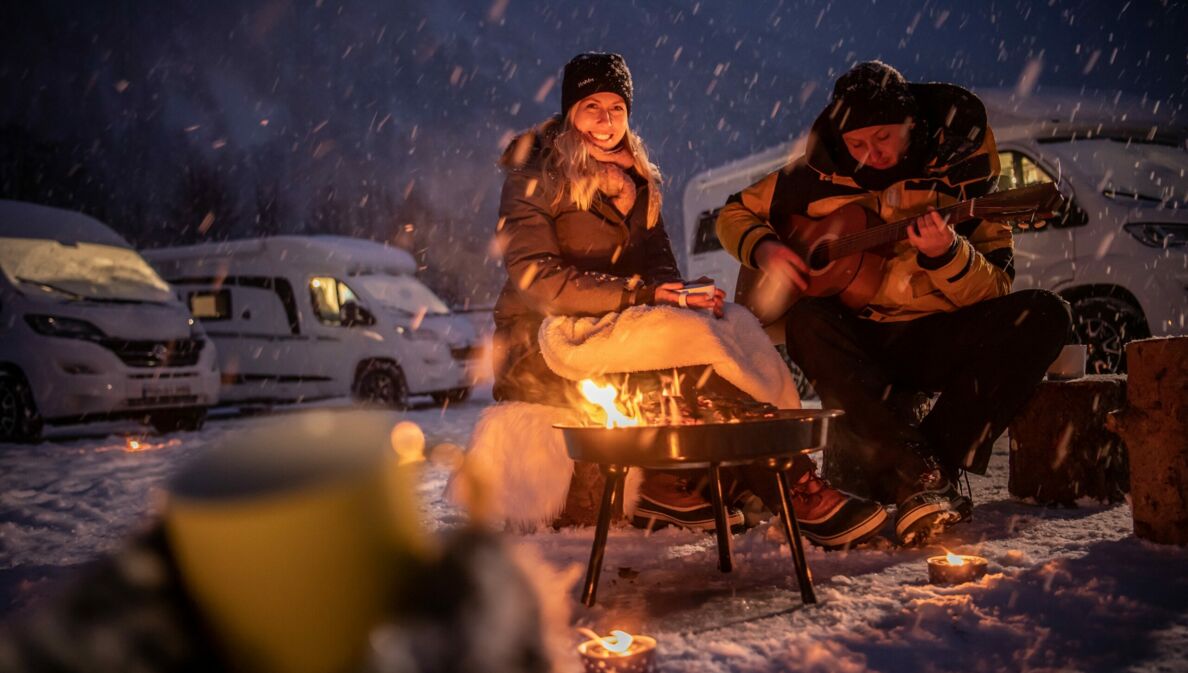 Fröhliche Stimmung auf einem Campingplatz im Winter