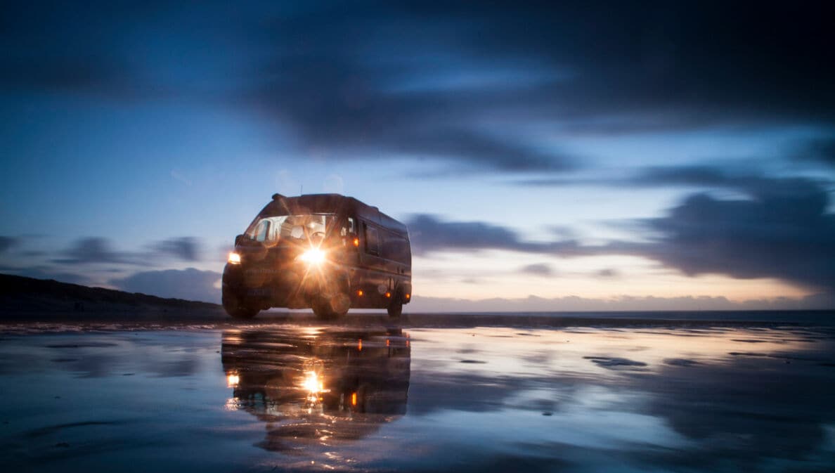 Ein Fahrzeug steht an der Nordsee in Dänemark am Strand.