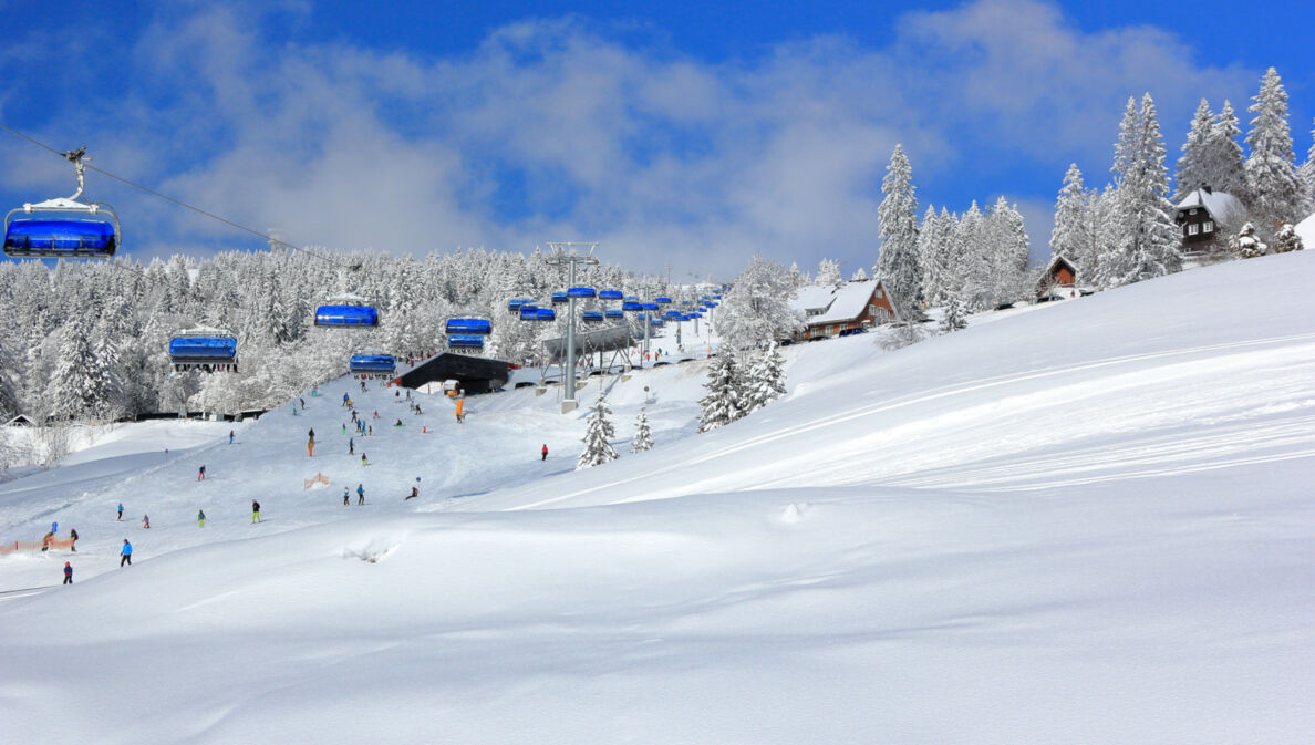 Skigebiet am Feldberg mit Sessellift und Personen auf der Piste