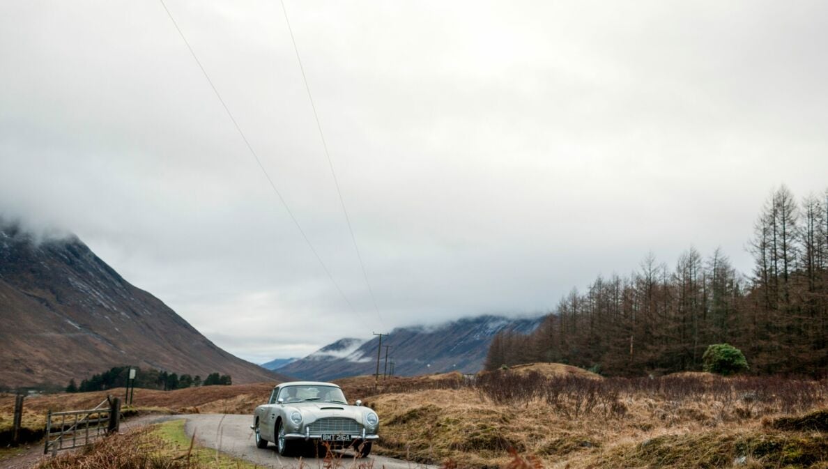 Ein Oldtimer Aston Martin DB5 von schräg vorne
