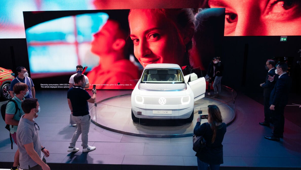 Besucher der Internationalen Automobil-Ausstellung begutachten Fahrzeuge