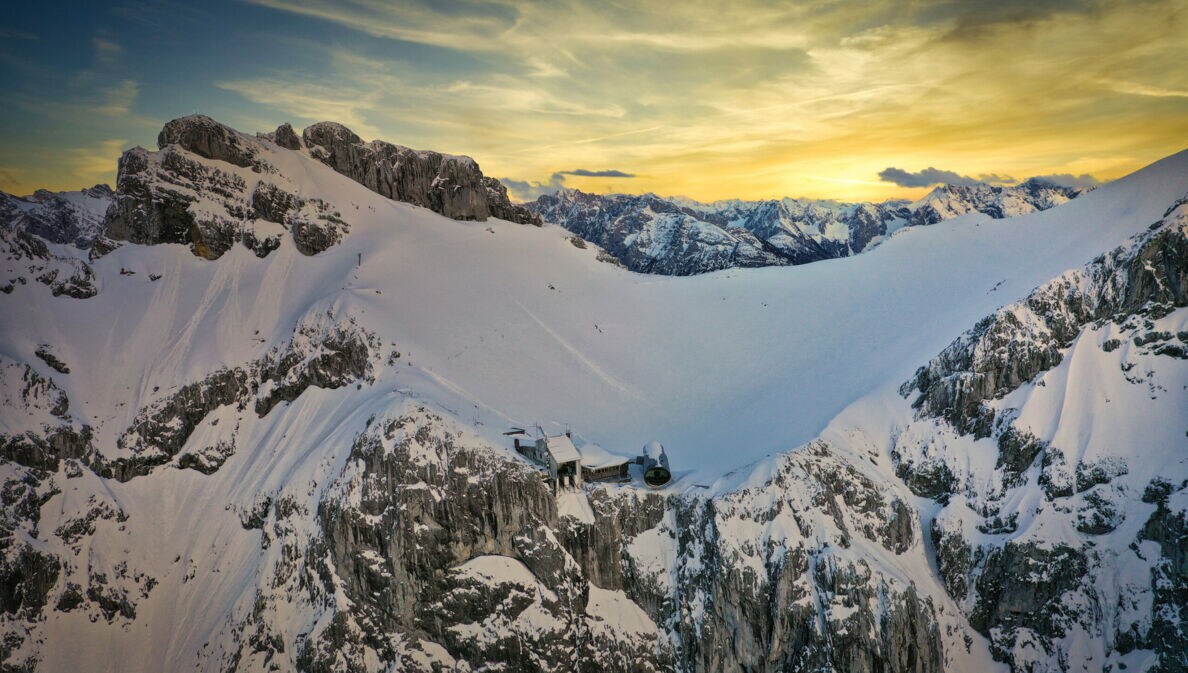 Bergstation der Karwendelbahn in schneebedecktem Berggelände