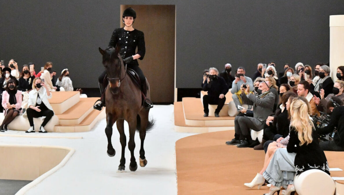 Charlotte Casiraghi reitet auf einem Pferd über den Laufsteg bei der Paris Fashion Week