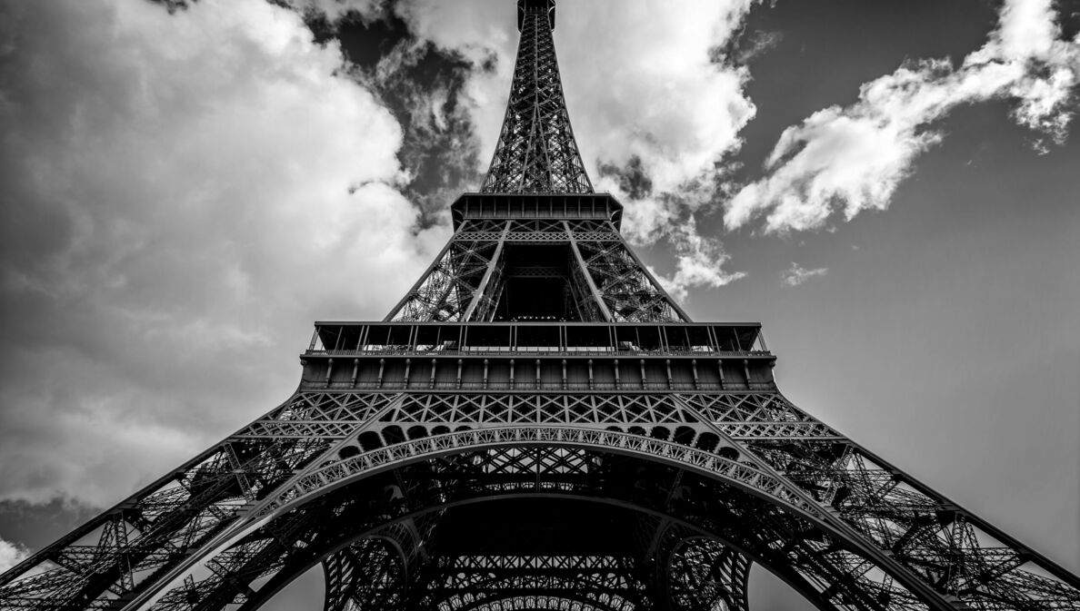Der Eiffelturm in Paris als Schwarz-Weiß-Fotografie aus der Froschperspektive