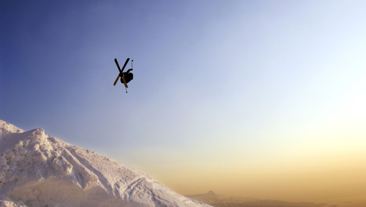 Ein Skiläufer springt