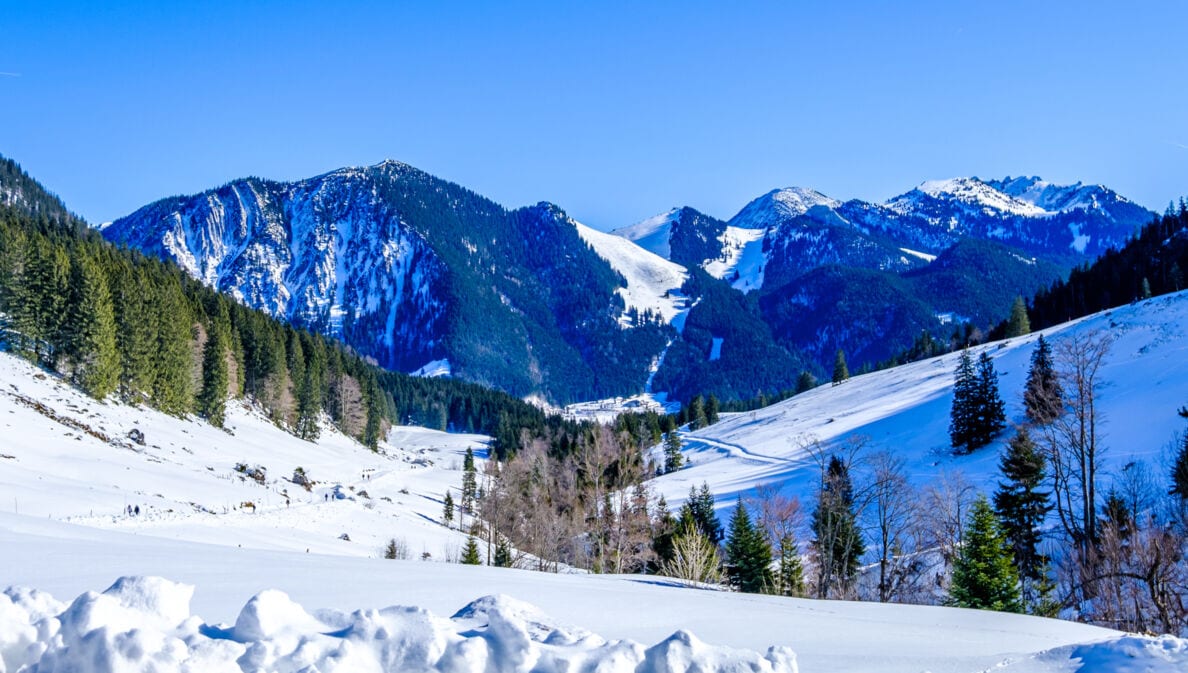 Schneebedeckte Berge des Mangfallgebirges bei blauem Himmel