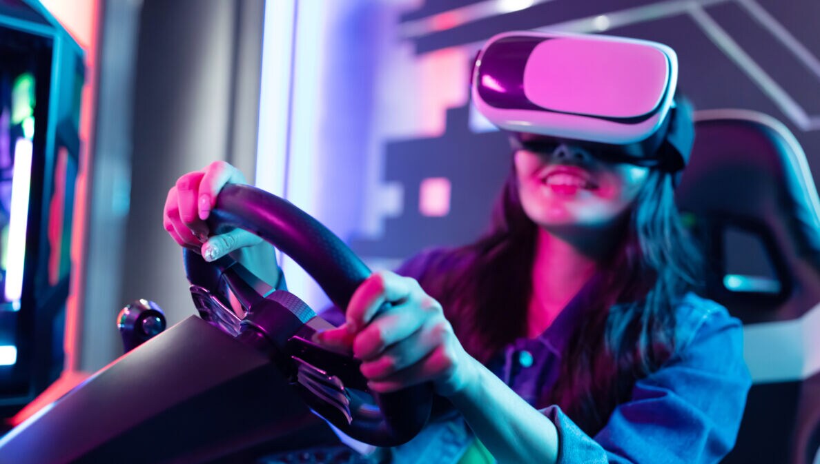 Eine junge Frau mit VR