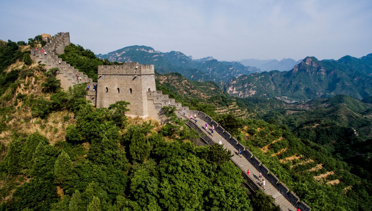Menschen laufen die Treppenstufen der chinesischen Mauer hinauf.