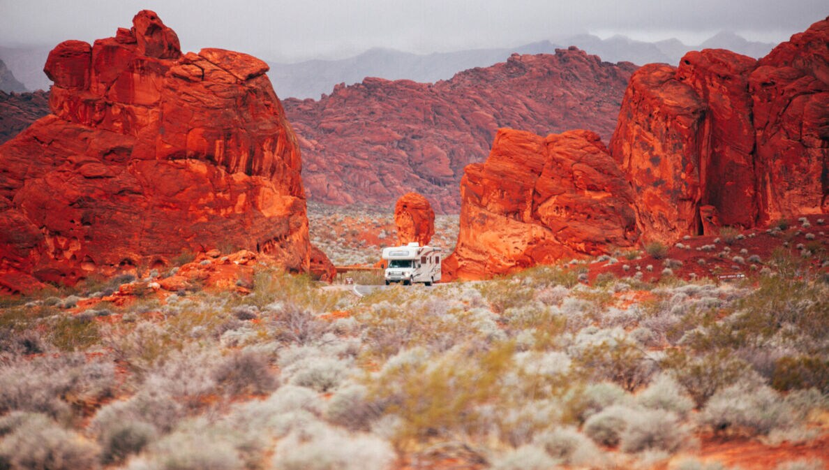 Ein Campervan fährt durch das Valley of Fire in Nevada