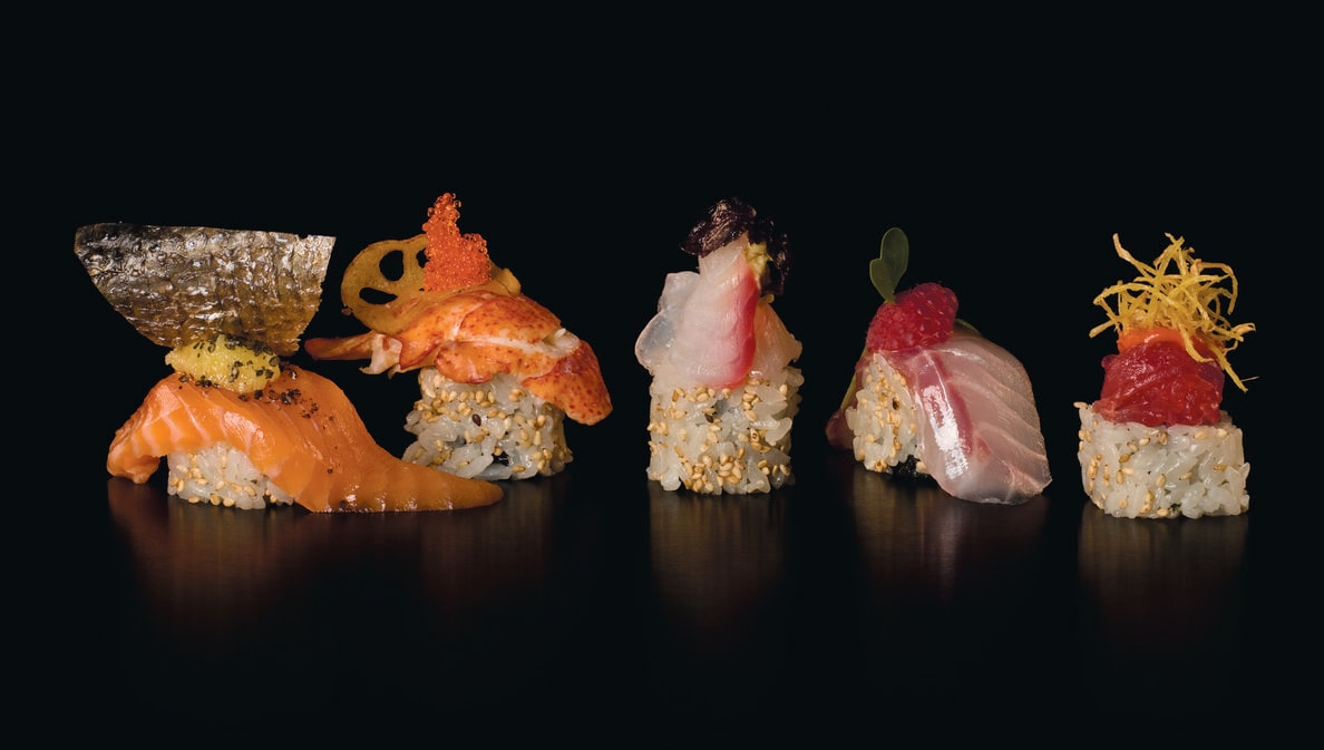 Verschiedene Sushi nebeneinander.