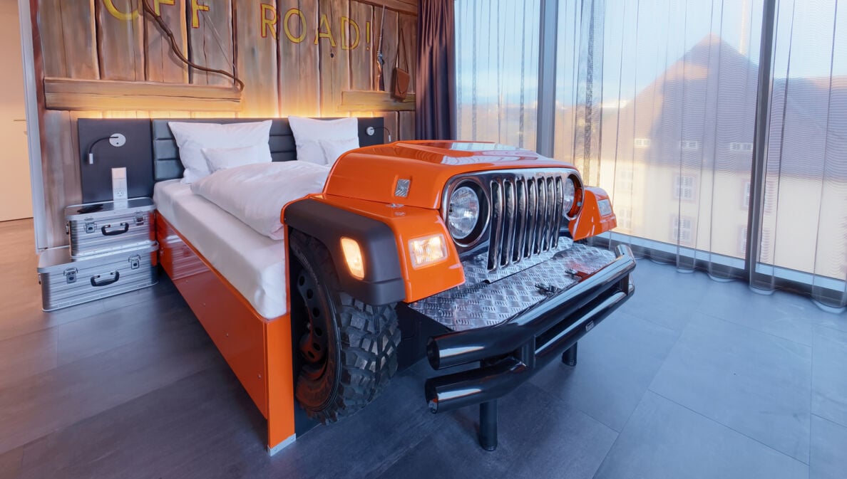 Hotelzimmer im Hotel V8 mit der Front eines Pickuptrucks als Bettende.