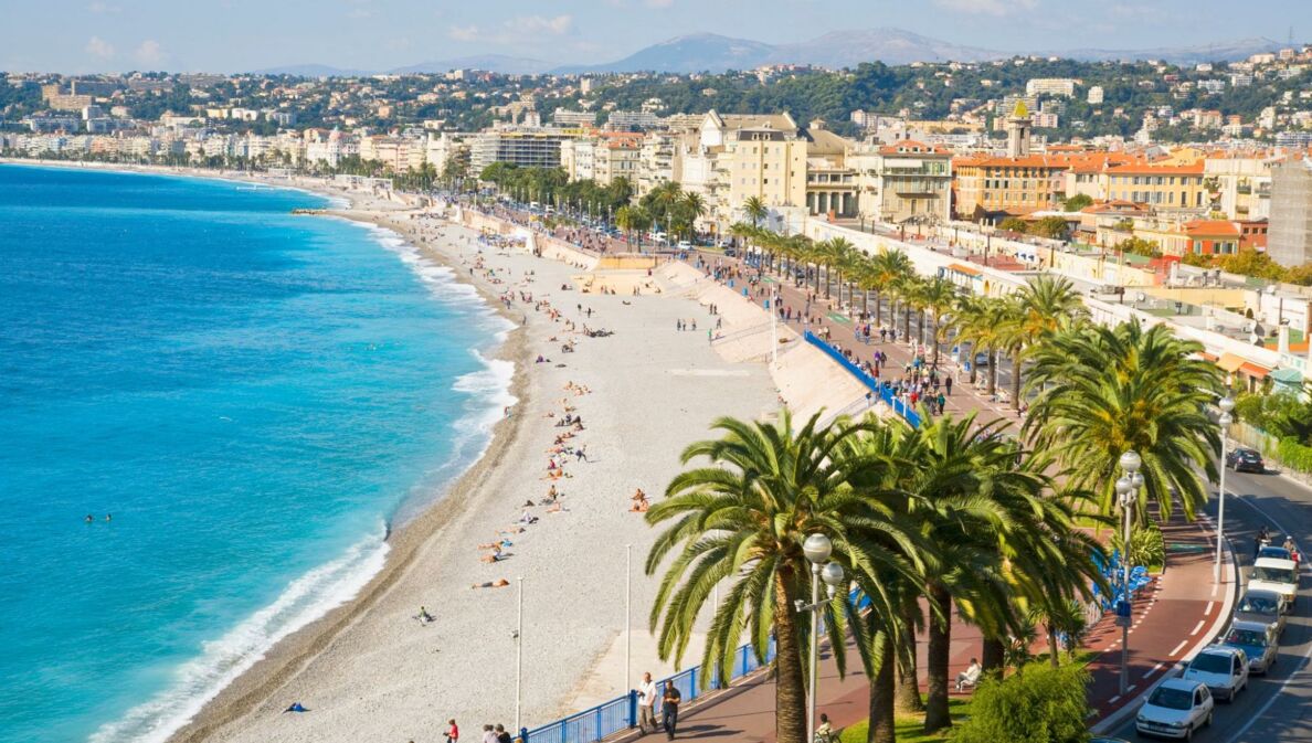 Blick auf den Strand von Nizza.