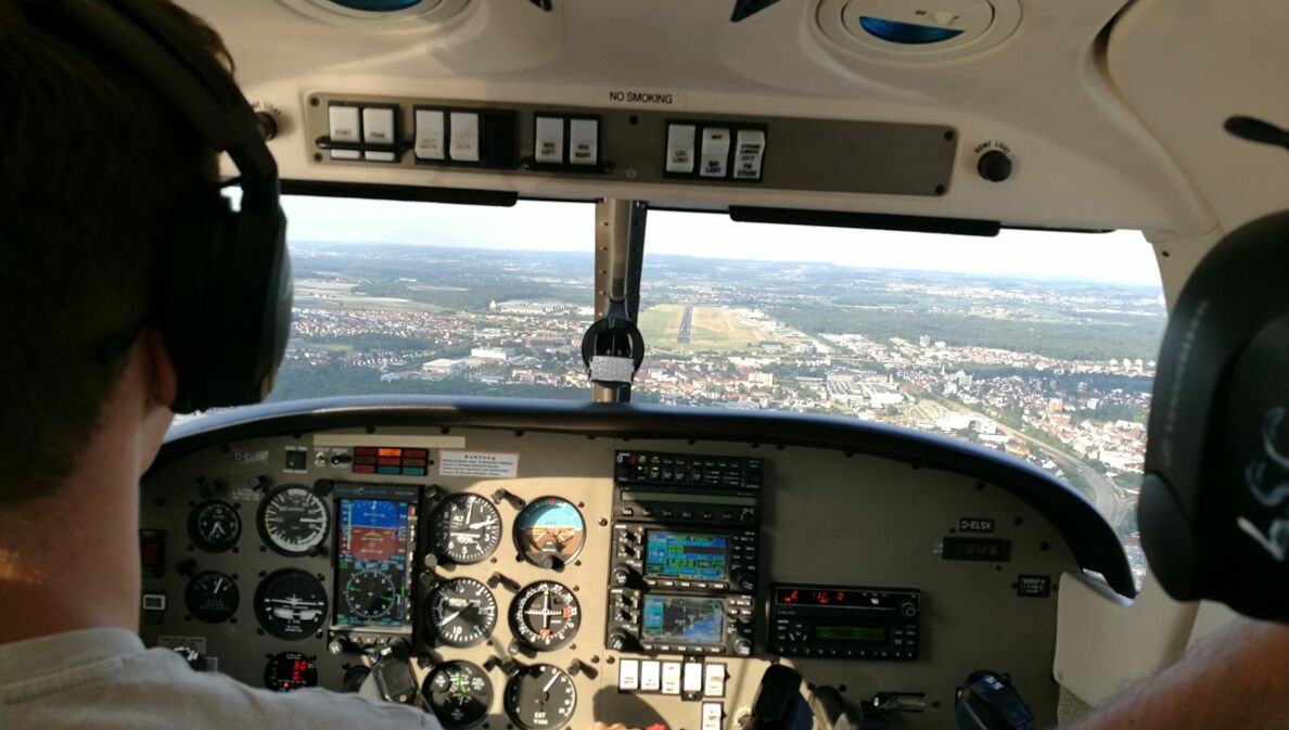 Cockpit eines Kleinflugzeugs der Mitflugzentrale
