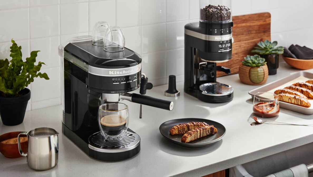 Ambient-Bild der KitchenAid Artisan Espressomaschine in schwarz