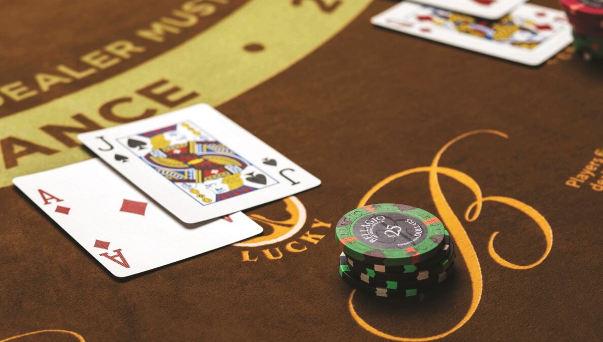 Pokerkarten und Pokerchips auf einem Spieltisch.
