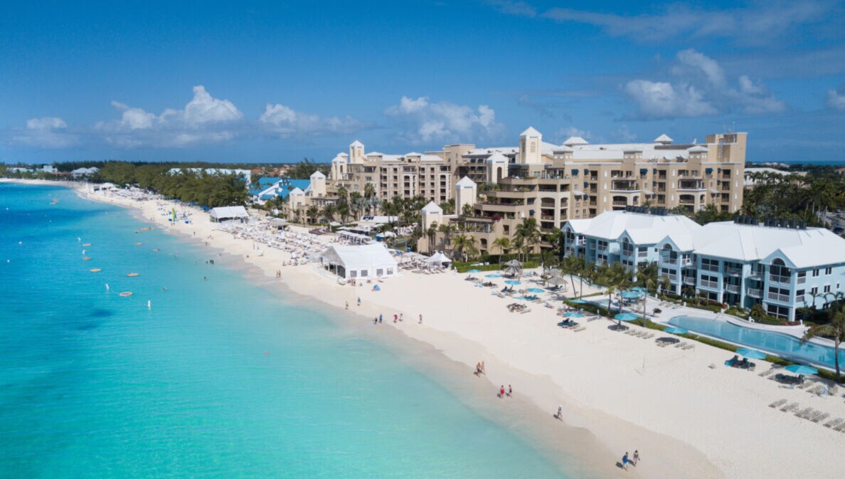 Ein imposanter Hotelkomplex direkt am Strand mit Blick aufs türkisblaue Meer.