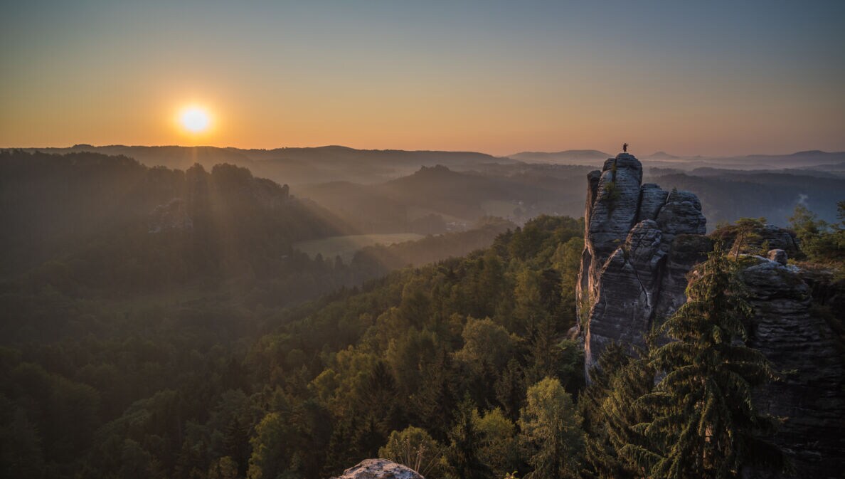 Erhöhter Blick auf die Sächsische Schweiz bei Sonnenuntergang