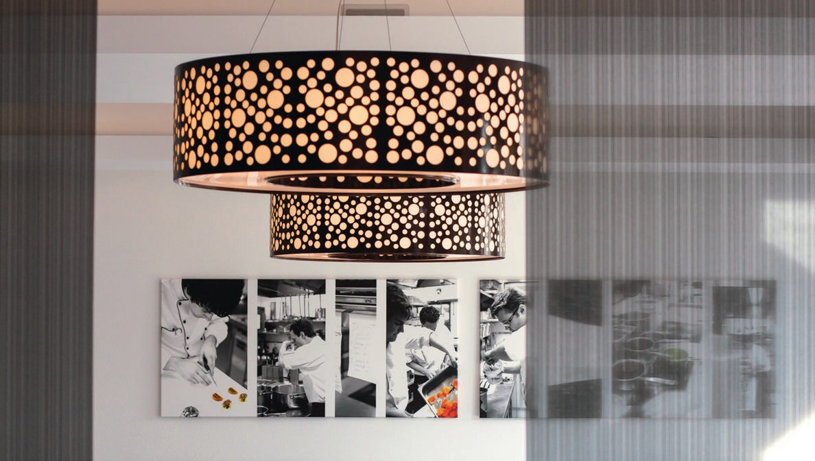 Restaurant mit gedeckten Tischen und Schwarz-Weiß-Bildern an der Wand