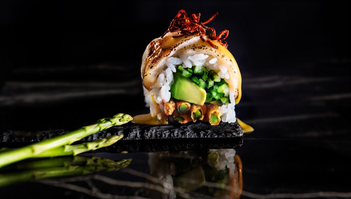 Kunstvoll angerichtetes Sushi mit grünem Spargel als Deko