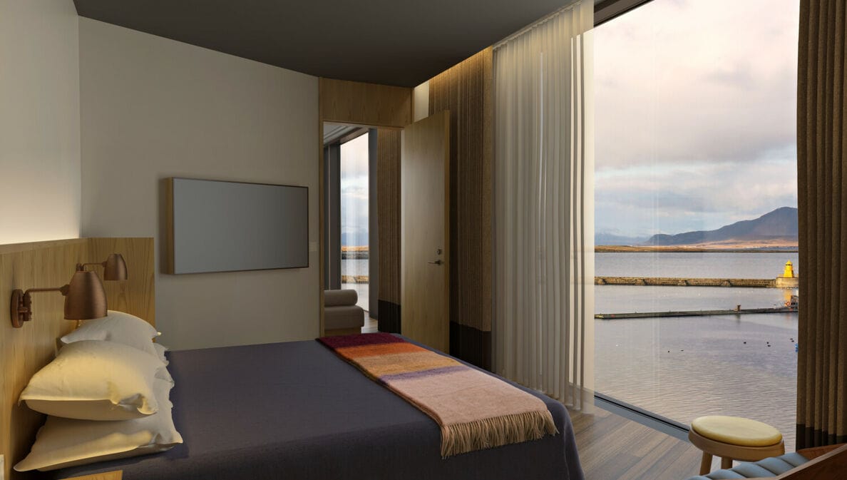 Hotelzimmer mit Bett und einer Aussicht auf Wasser und Berge