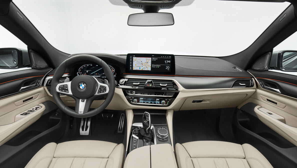 Lenkrad und Cockpit eines BMW 6er zur Steuerung zahlreicher Funktionen im Auto